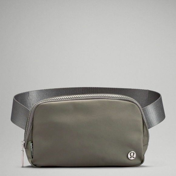 π LULULEMON Everywhere Belt Bag 1L in Grey Sage - BEAUTIFUL COLOR - Picture 1 of 7